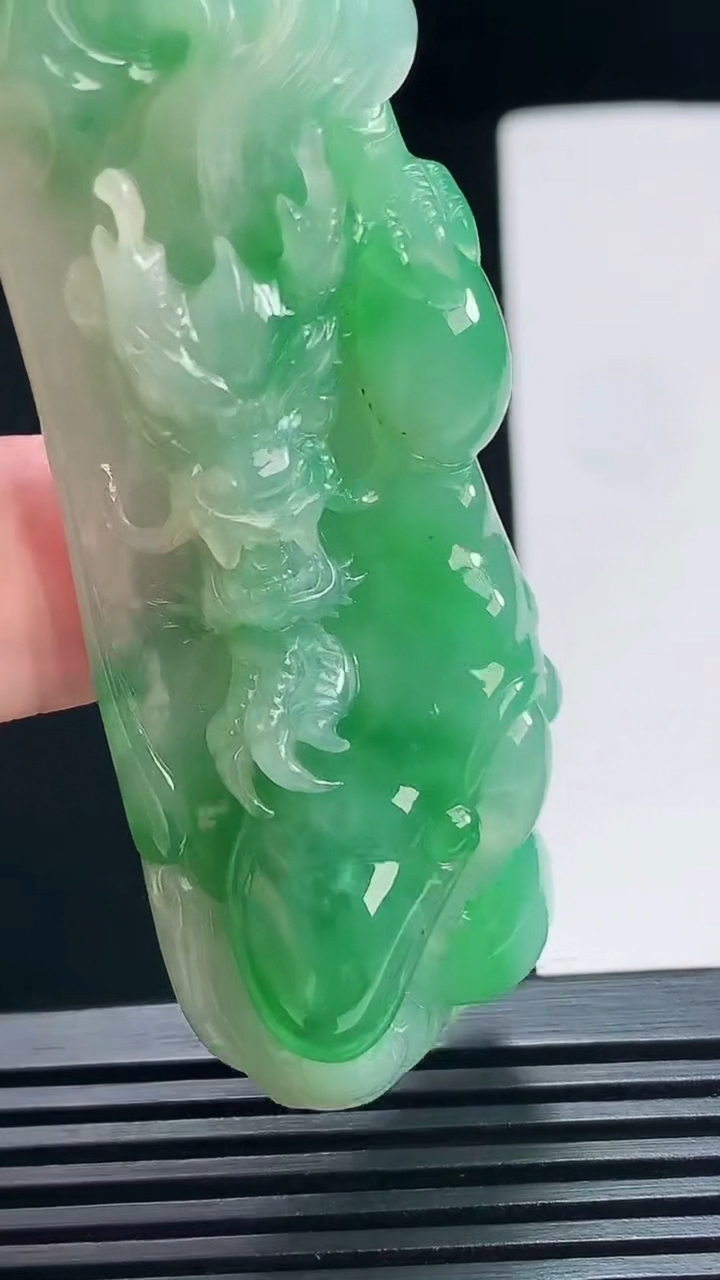天然A货翡翠龙牌吊坠，尺寸68.6-24-14 重量:40.70g
7月7日