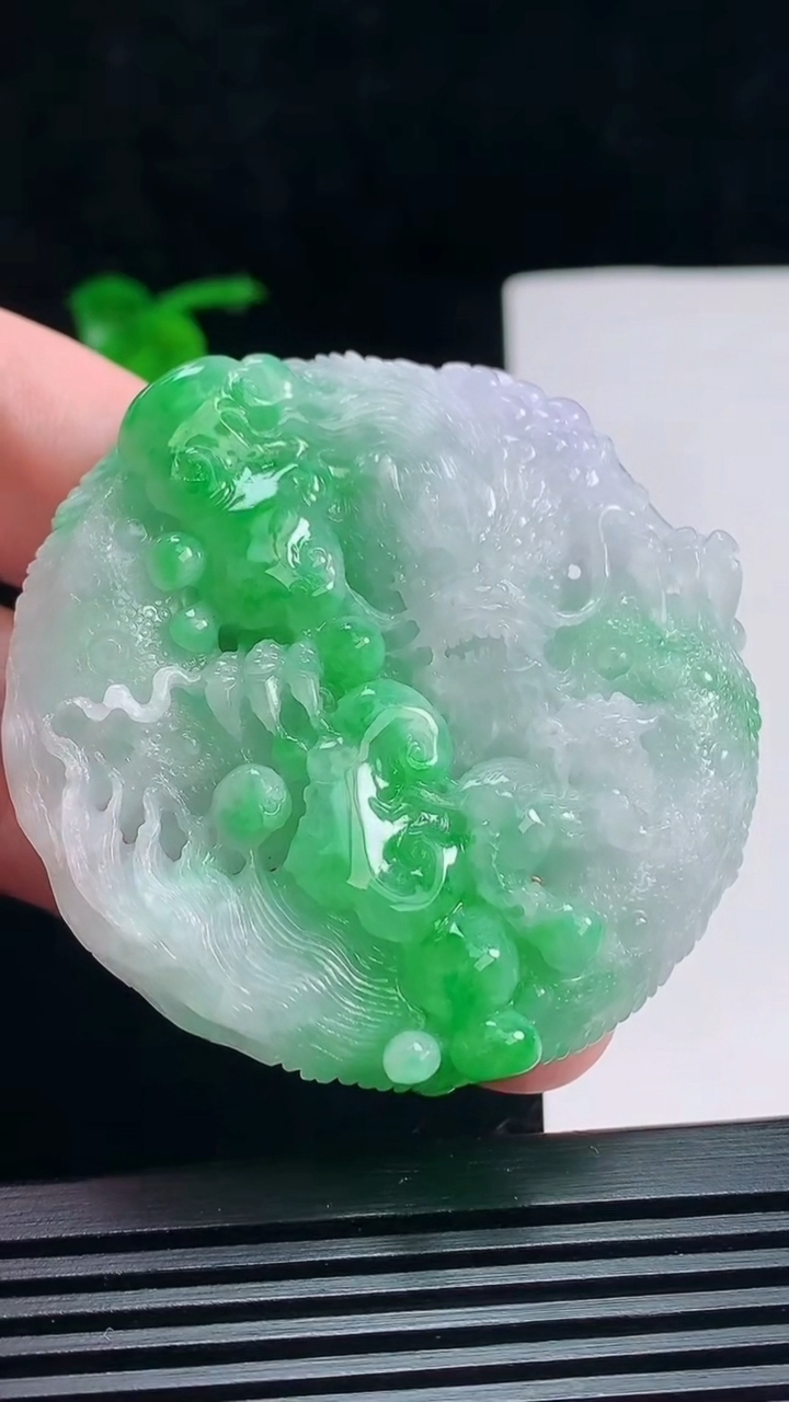 天然A货翡翠龙牌吊坠，尺寸55-15 重量:65.83g  hxl
7月7日