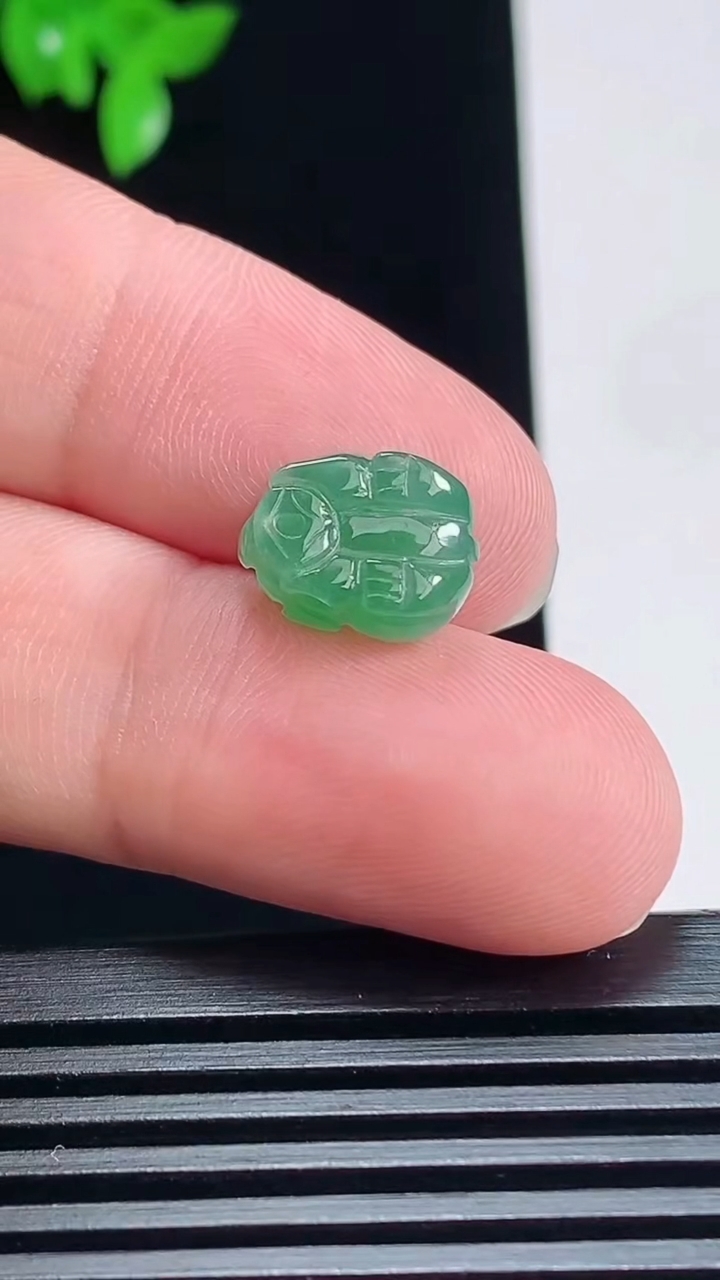 天然A货翡翠生肖猪吊坠，尺寸11.5-9-7 重量:1.50g
7月7日