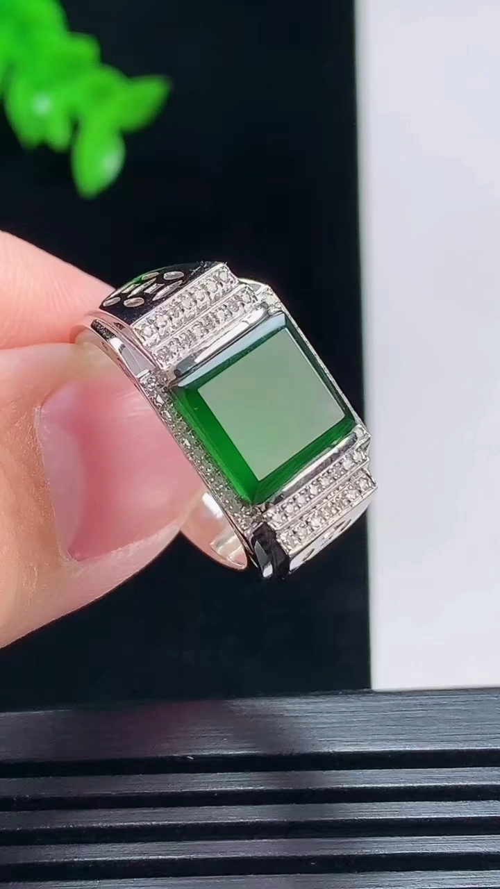 天然A货翡翠马鞍戒指，尺寸19.5-9-5.8 重量:4.80g2026年7月7日
工厂直销收藏佳品,种好水足，色泽均匀，有种有色，上手高大气！
