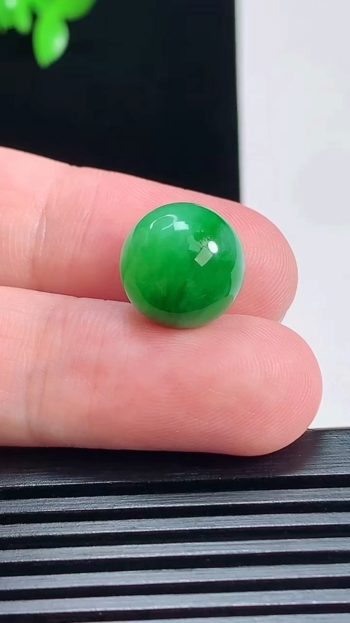 天然A货翡翠圆珠镶嵌件，尺寸12.5 重量:3.42g7月7日
工厂直销收藏佳品,种好水足，色泽均匀