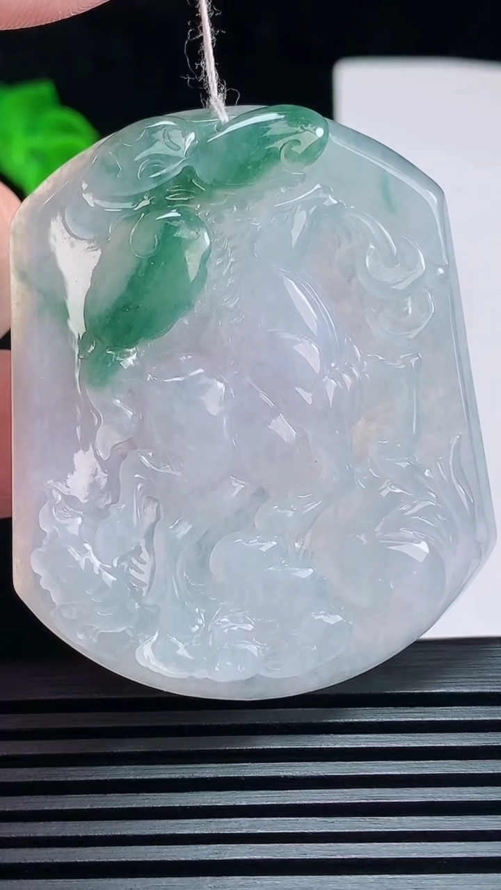 天然A货翡翠飘花生肖马牌吊坠，尺寸55-46.5-5.5 重量:32.47g
7月7日