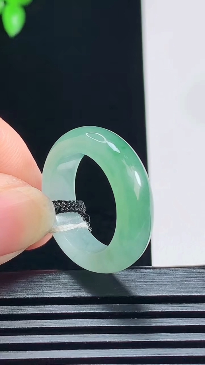 天然A货翡翠玉指环 戒指，尺寸17.2-6-3.6 重量:4.80g2026年7月7日
工厂直销收藏