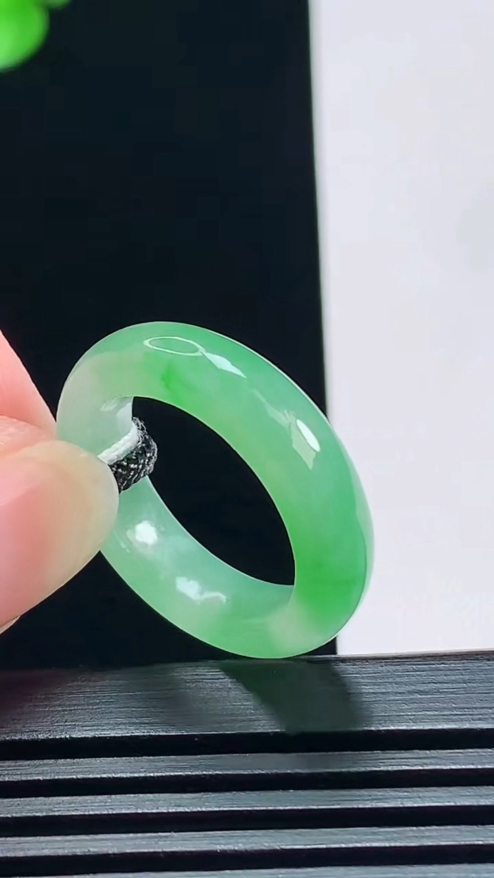 天然A货翡翠玉指环 戒指，尺寸17.5-5.5-3.6 重量:4.24g2026年7月7日
工厂直销收藏佳品,种好水足，色泽均匀，有种有色，上手高大气！