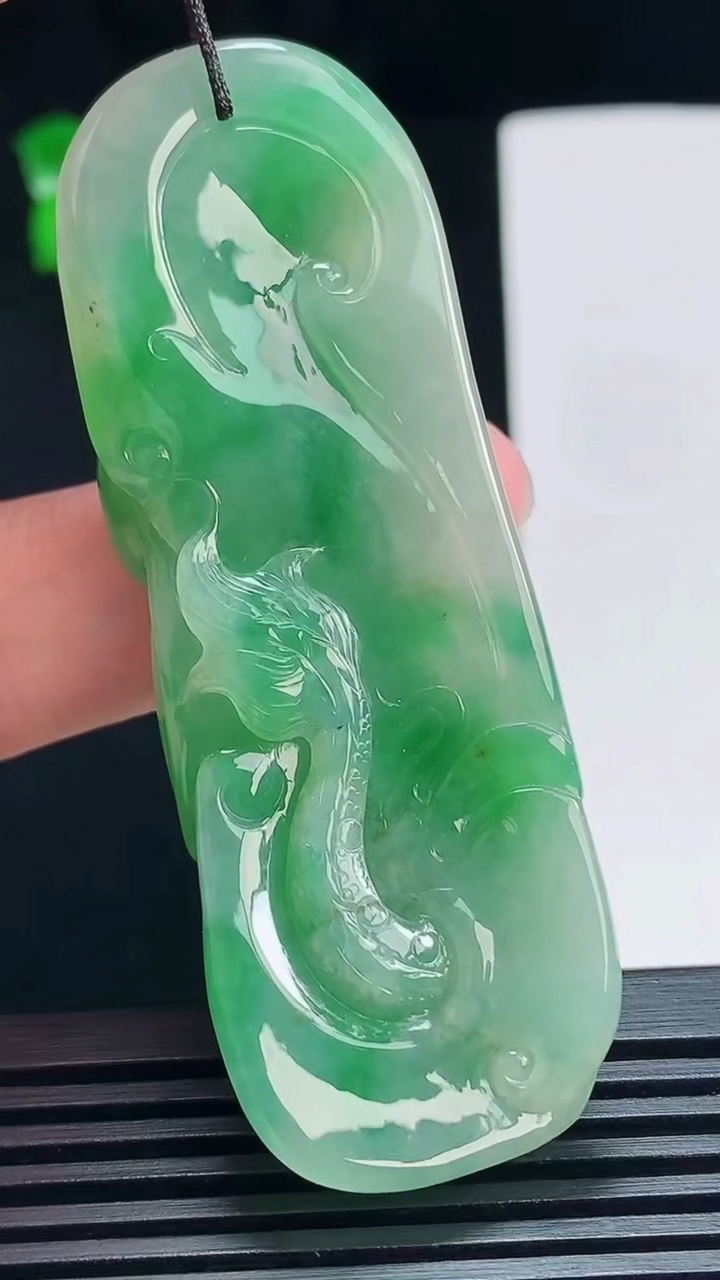 天然A货翡翠龙牌吊坠，尺寸68.6-24-14 重量:40.70g
7月7日