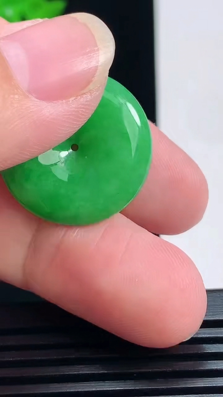 天然A货翡翠平安扣吊坠，尺寸23-5 重量:5.78g
7月7日