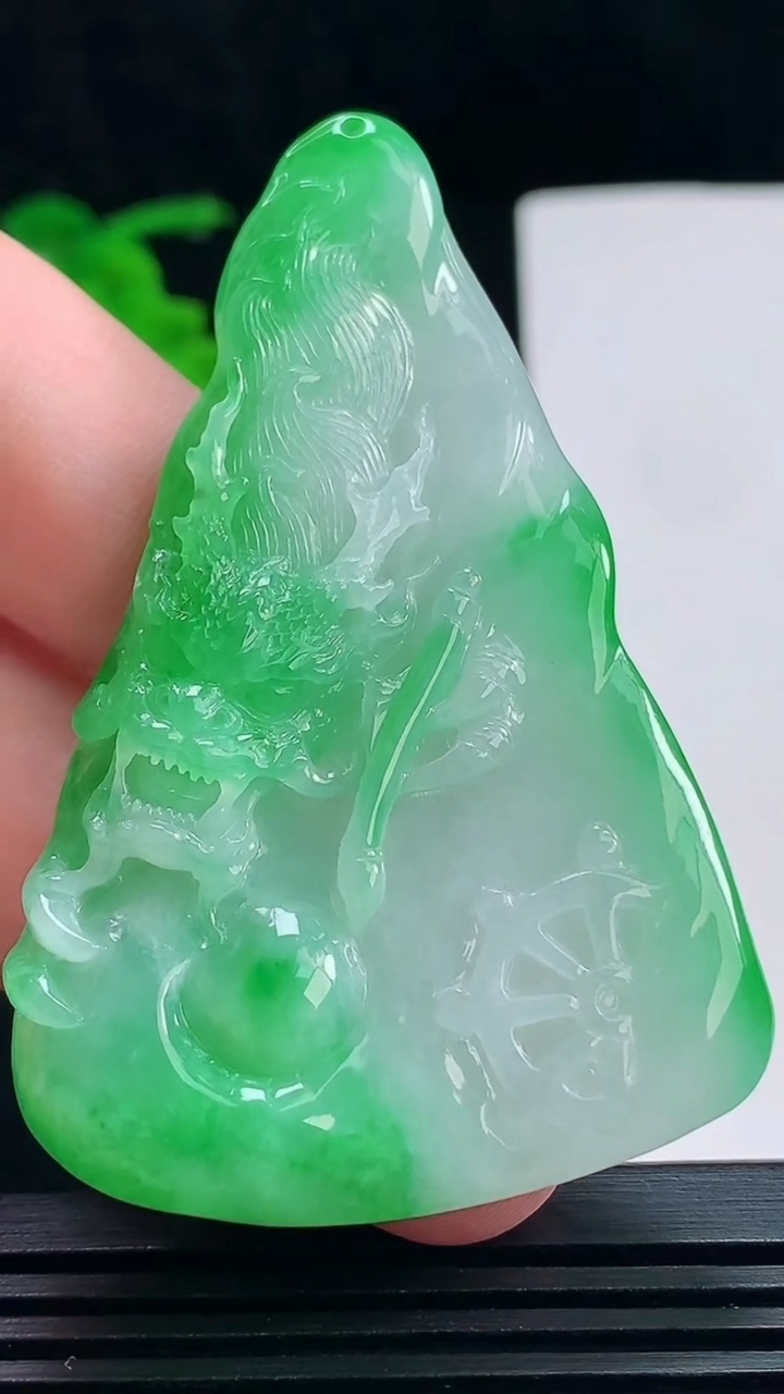 天然A货翡翠龙牌吊坠，尺寸63-42-7.6 重量:31.04g
7月7日
