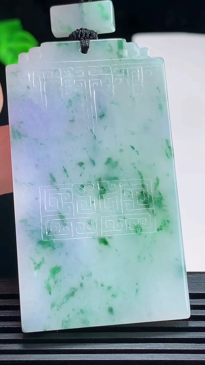 天然A货翡翠种紫罗兰 飘花仿古无事牌吊坠，尺寸62-35-5 重量:42.19g
7月7日