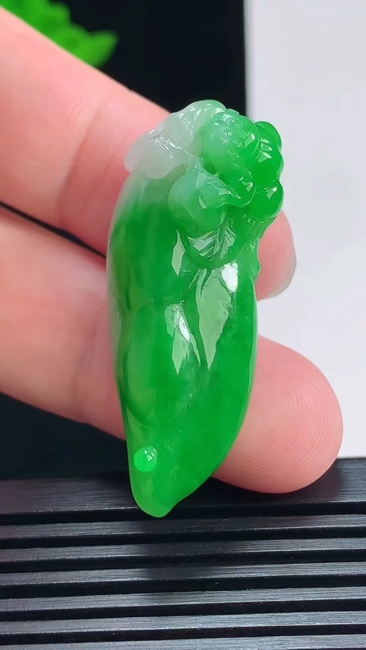 天然A货翡翠福瓜吊坠，尺寸40-18.2-13.5 重量:13.19g
7月7日