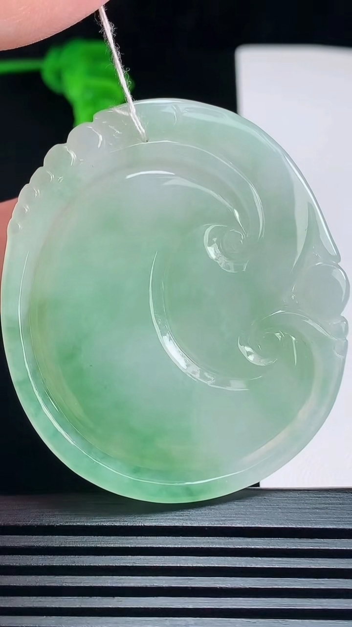 天然A货翡翠如意吊坠，尺寸54.6-48-6 重量:30.95g
7月7日