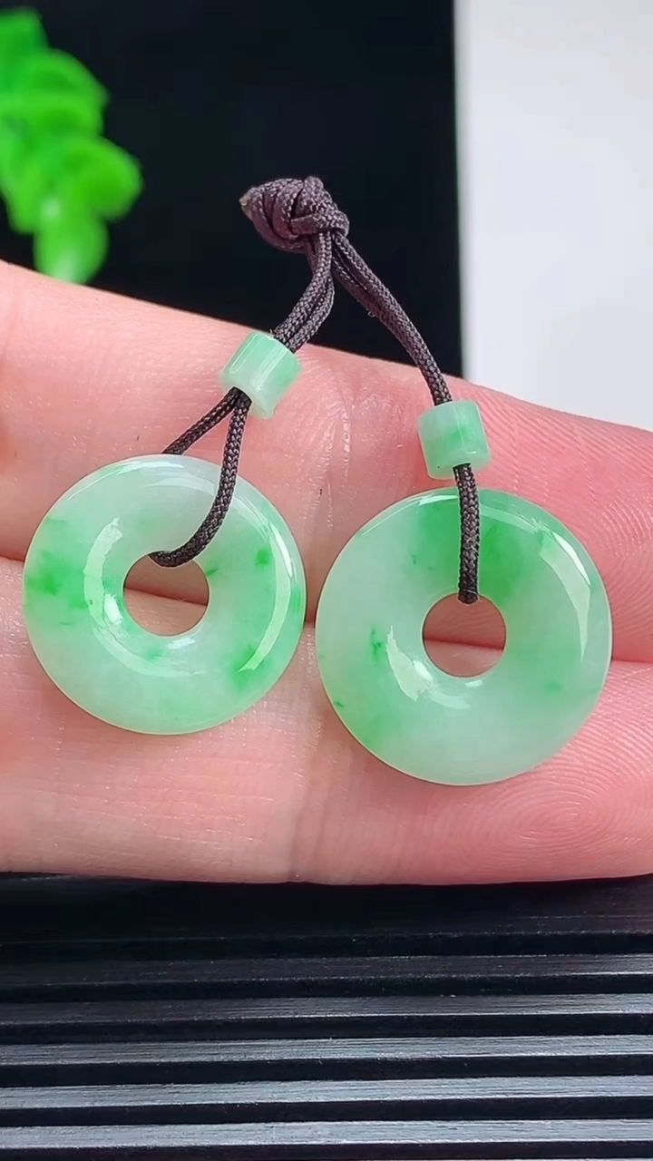 天然A货翡翠平安环吊坠一对，尺寸18-3 重量:3.70g
7月7日