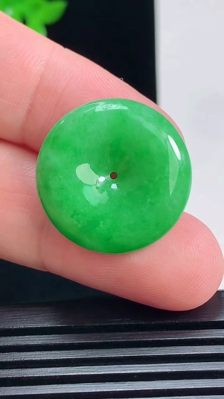 天然A货翡翠平安扣吊坠，尺寸23-5 重量:5.78g
7月7日