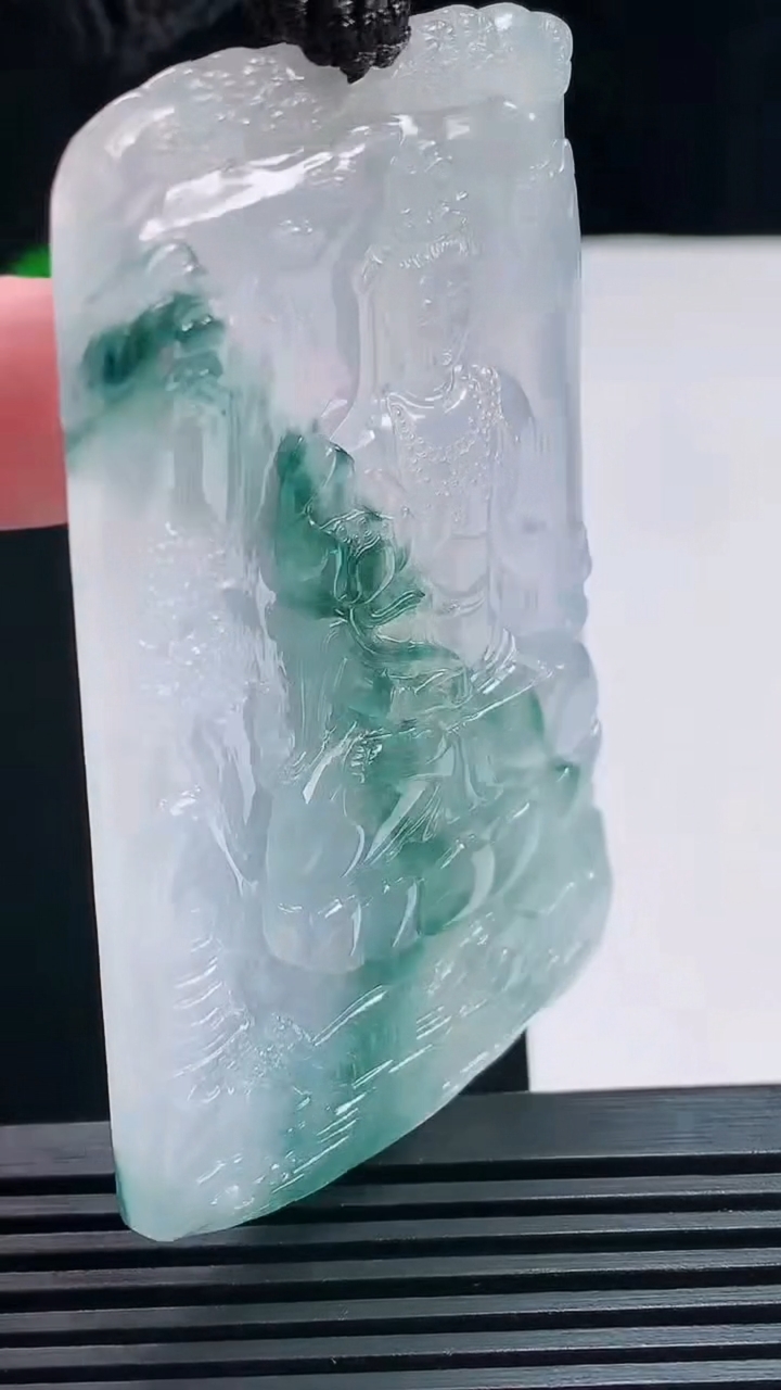 天然A货翡翠种飘花山水 大势至菩萨吊坠，尺寸69-42.6-5 重量:41.35g
7月7日