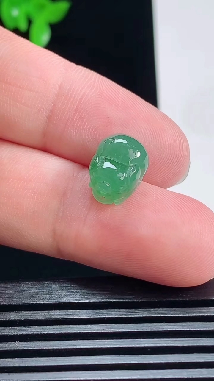 天然A货翡翠生肖猪吊坠，尺寸11.5-9-7 重量:1.50g
7月7日