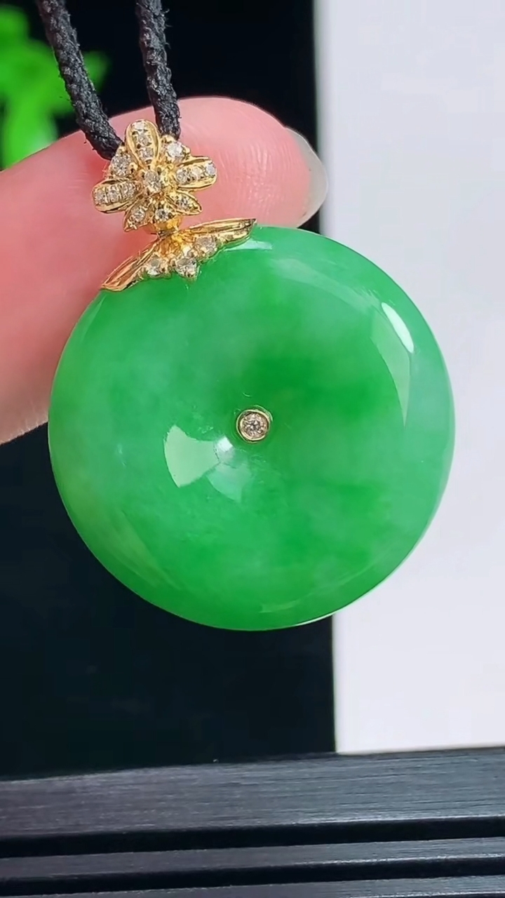 天然A货翡翠平安扣吊坠，尺寸30-23-5.8 重量:7.49g
7月7日