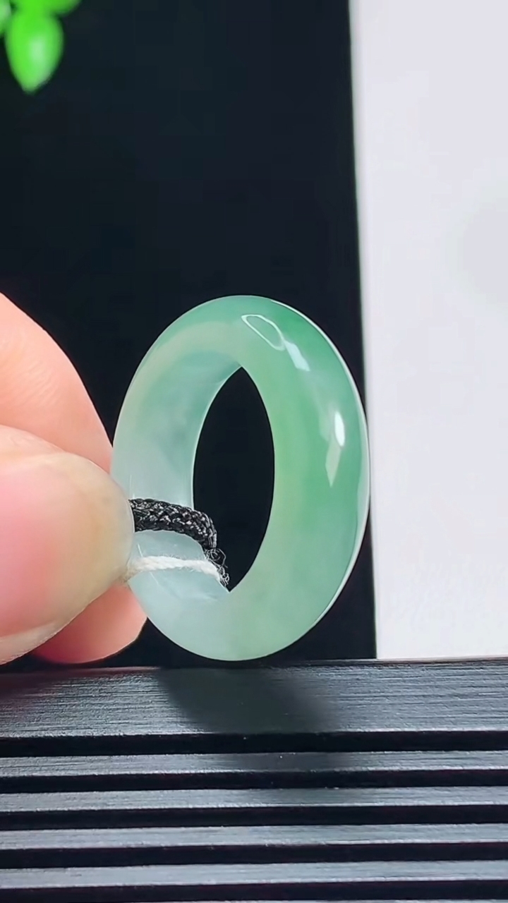 天然A货翡翠玉指环 戒指，尺寸17.2-6-3.6 重量:4.80g2026年7月7日
工厂直销收藏