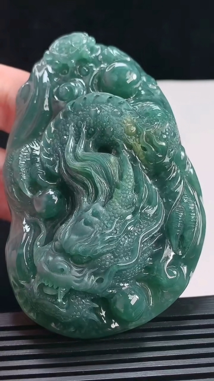 天然A货翡翠龙牌吊坠，尺寸86-52.6-19 重量:128.77g
7月7日