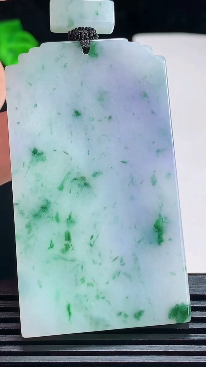 天然A货翡翠种紫罗兰 飘花仿古无事牌吊坠，尺寸62-35-5 重量:42.19g
7月7日