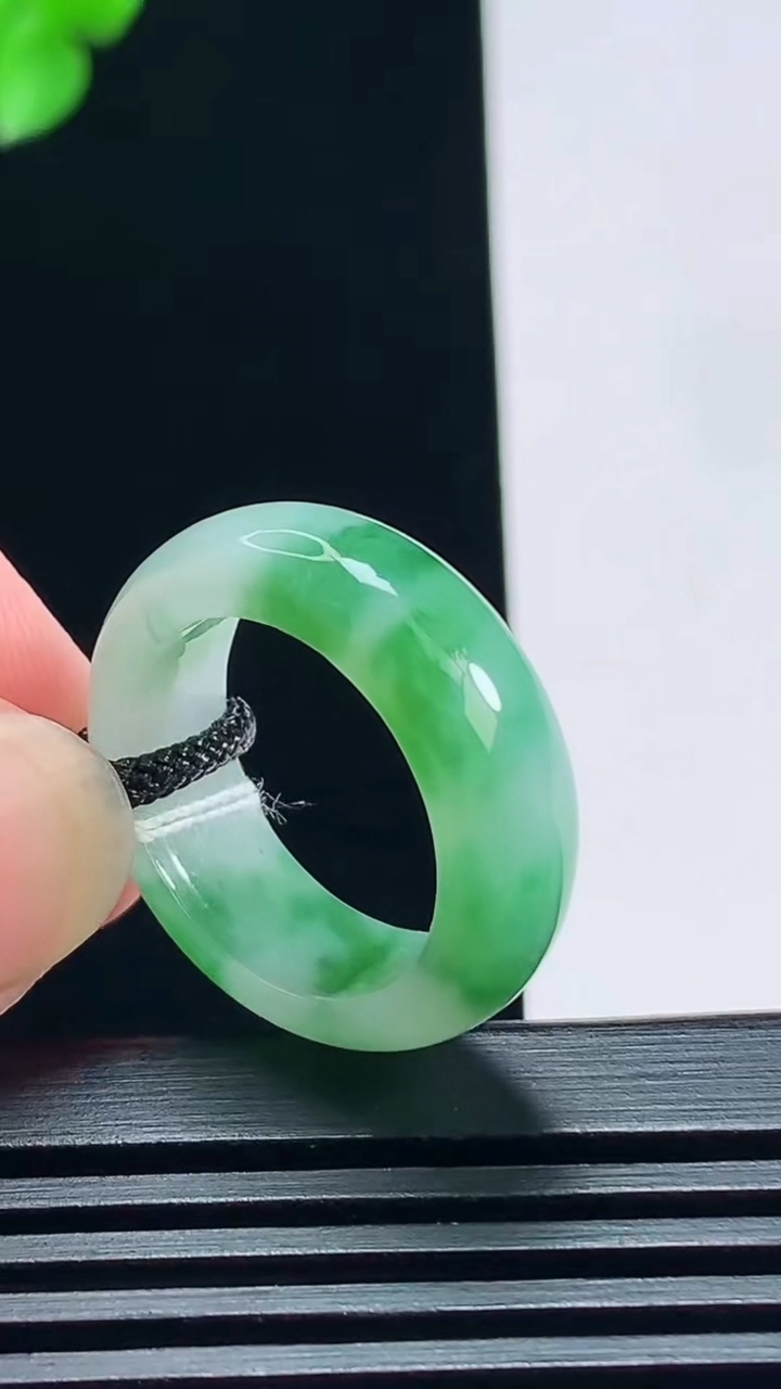 天然A货翡翠玉指环 戒指，尺寸18-7.5-3.5 重量:5.28g2026年7月7日
工厂直销收藏佳品,种好水足，色泽均匀，有种有色，上手高大气！