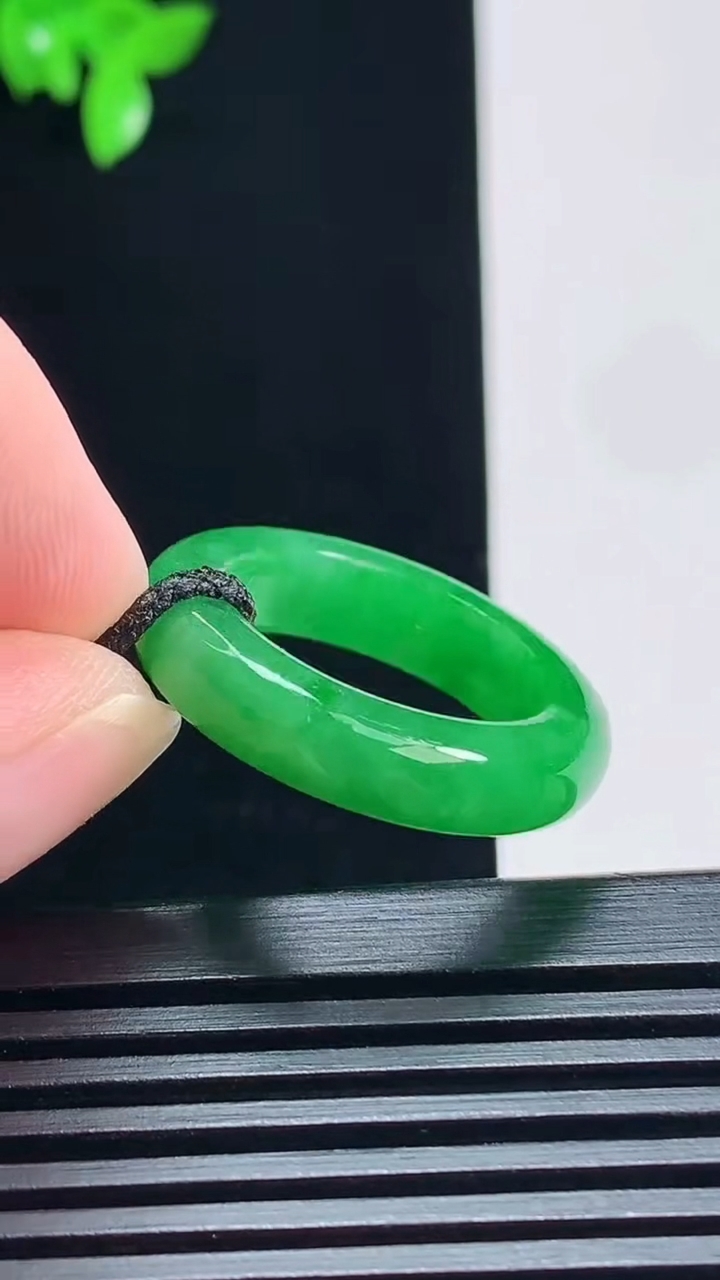 天然A货翡翠玉指环 戒指，尺寸18.3-5.6-4.2 重量:5.15g2026年7月7日
工厂直销收藏佳品,种好水足，色泽均匀，有种有色，上手高大气！