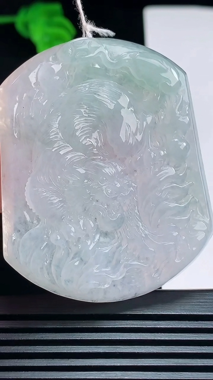 天然A货翡翠生肖虎牌吊坠，尺寸54-44.6-5.5 重量:30.42g
7月7日