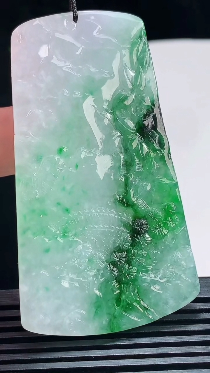 天然A货翡翠山水牌吊坠，尺寸68.5-38.5-5.2 重量:34.13g
7月7日