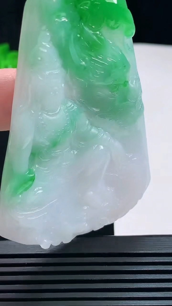 天然A货翡翠祥龙观音吊坠，尺寸73-49-6 重量:41.85g
7月7日