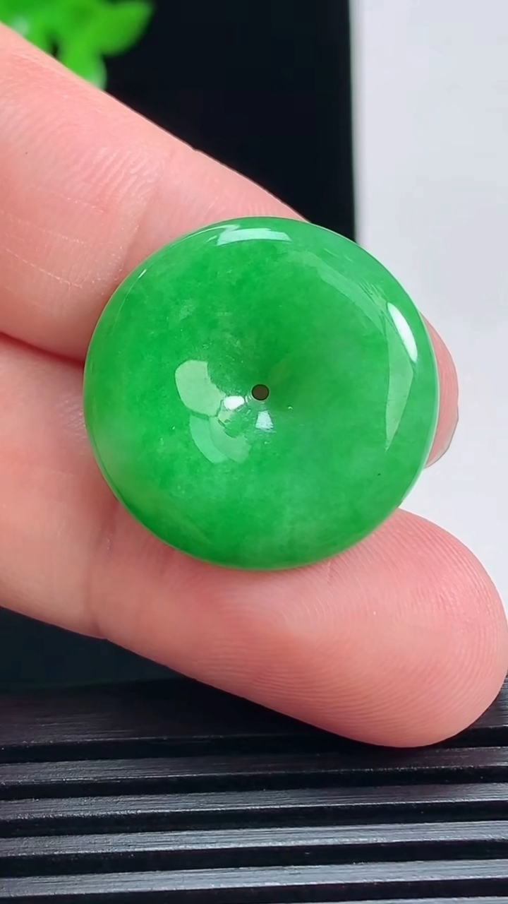 天然A货翡翠平安扣吊坠，尺寸23-5 重量:5.78g
7月7日