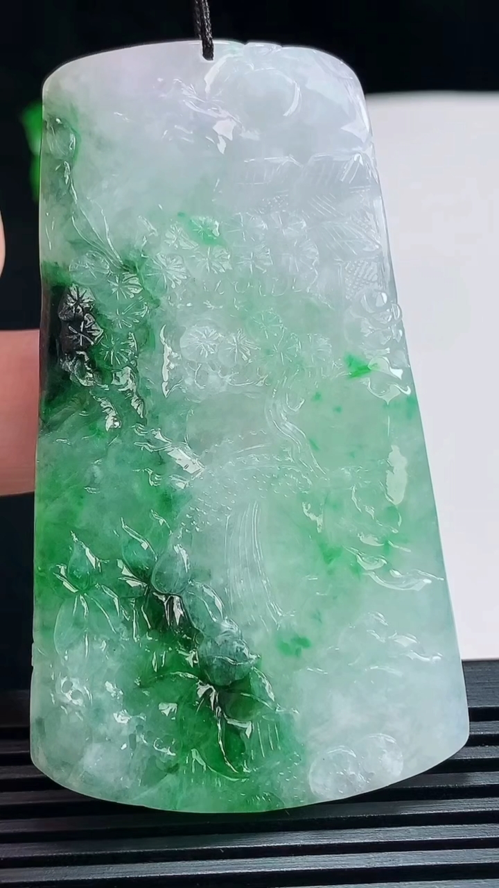 天然A货翡翠山水牌吊坠，尺寸68.5-38.5-5.2 重量:34.13g
7月7日