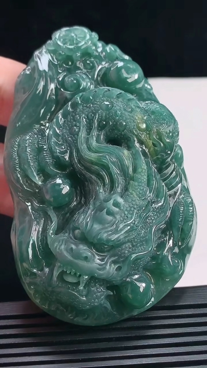 天然A货翡翠龙牌吊坠，尺寸86-52.6-19 重量:128.77g
7月7日
