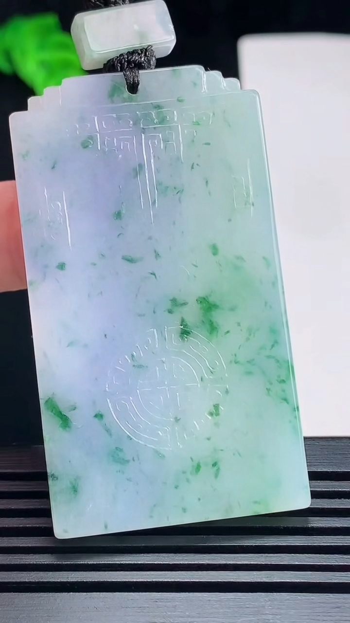 天然A货翡翠种紫罗兰 飘花仿古无事牌吊坠，尺寸58-32.6-5 重量:35.53g
7月7日