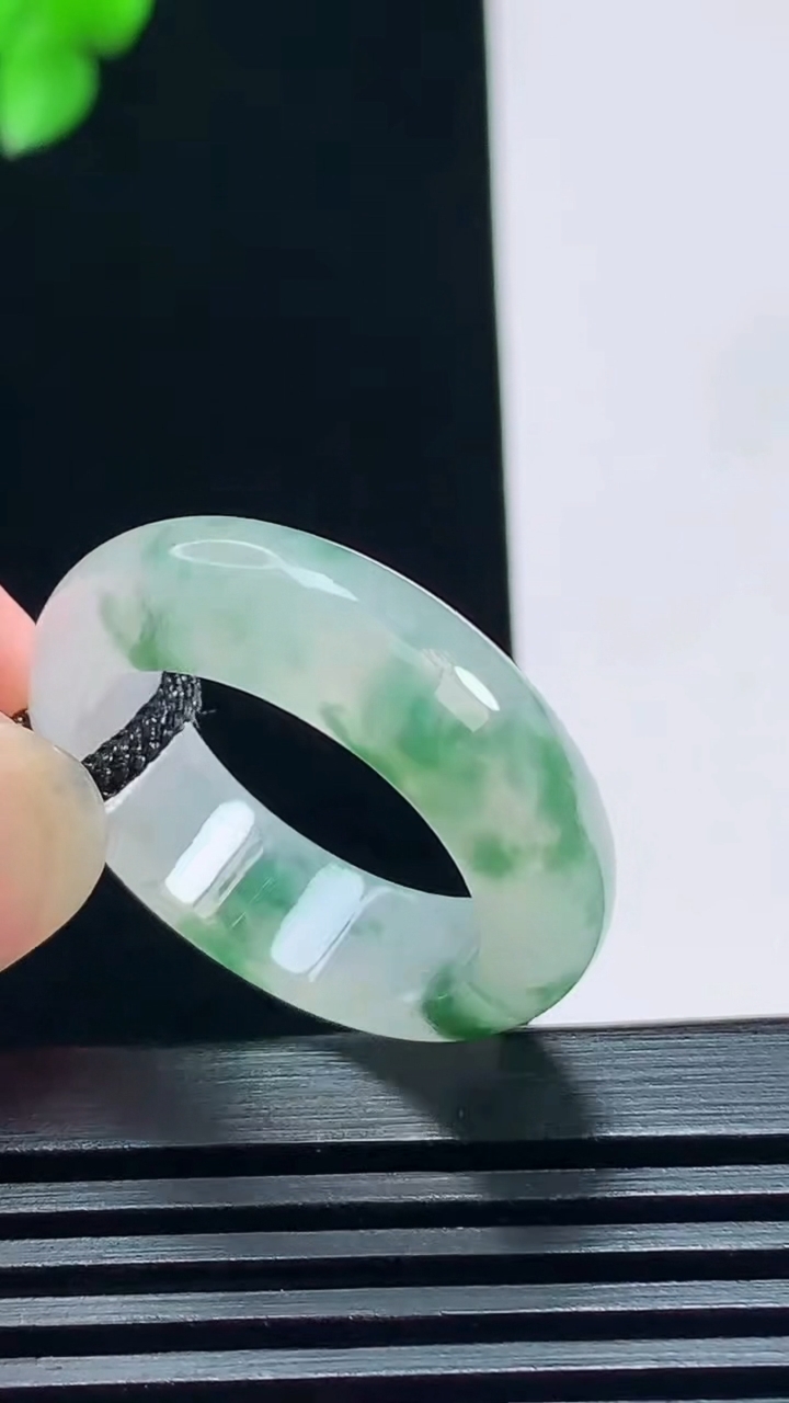 天然A货翡翠冰种飘花玉指环 戒指，尺寸20.3-7-4 重量:648g2026年7月7日
工厂直销收藏佳品,种好水足，色泽均匀，有种有色，上手高大气！