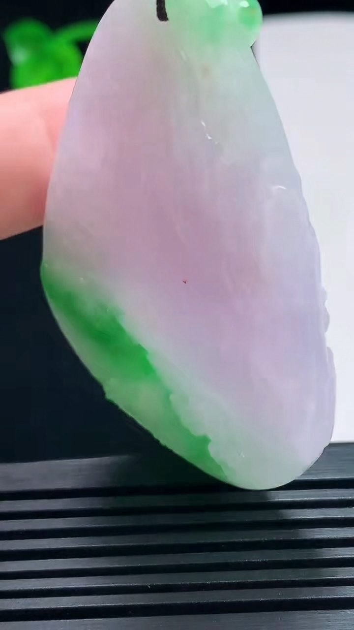 天然A货翡翠山水牌吊坠，尺寸61.8-40.3-15 重量:51.01g  hxl
7月7日