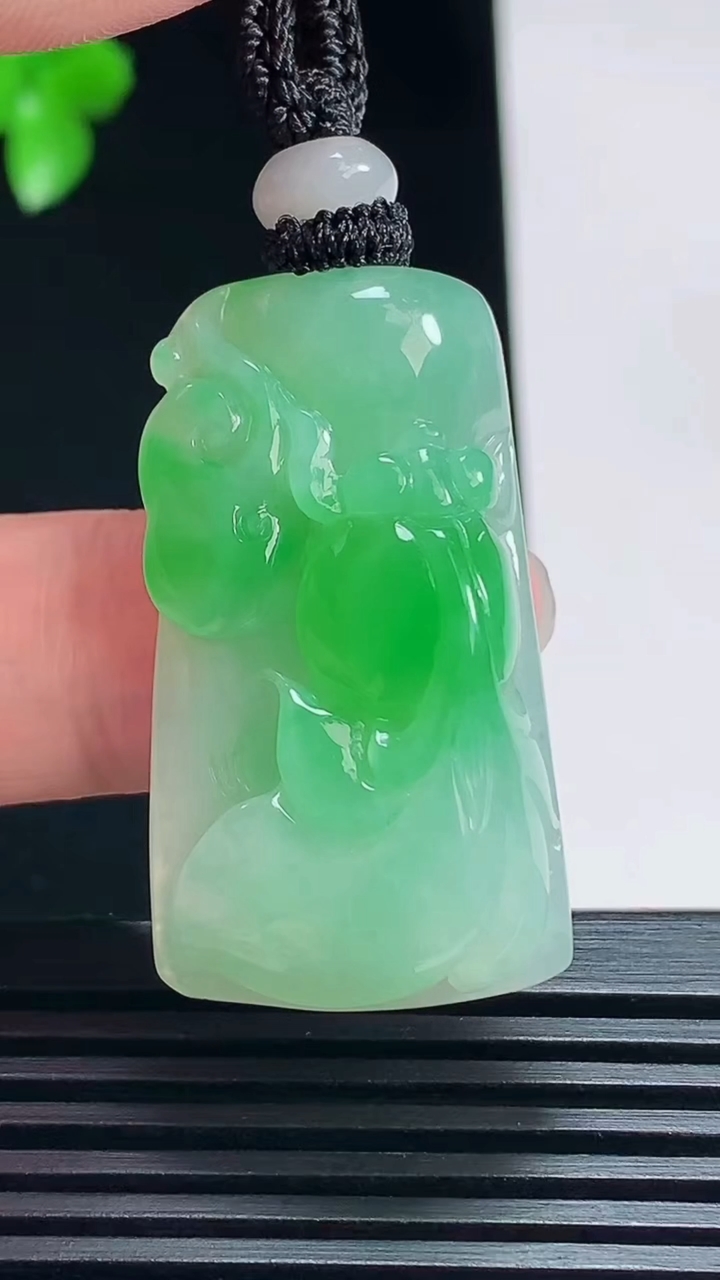 天然A货翡翠年年有余吊坠，尺寸37-21-10.6 重量:18.35g
7月7日