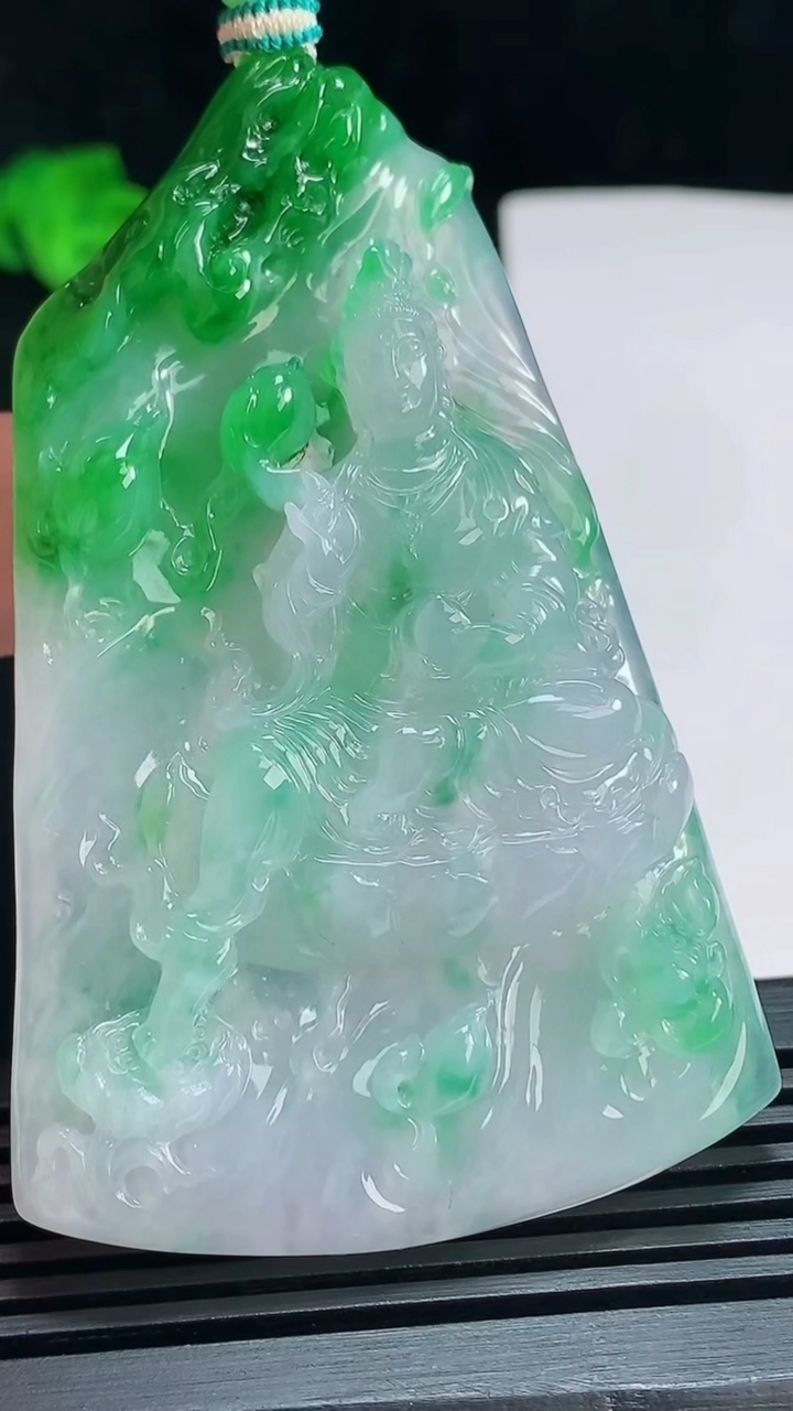 天然A货翡翠大势至菩萨吊坠，尺寸73-47-10.6 重量:53.51g
7月7日