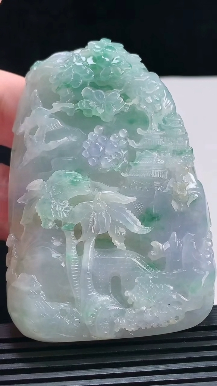 天然A货翡翠紫罗兰 飘花山水牌吊坠，尺寸74-51.8-19 重量:121.83g
7月7日