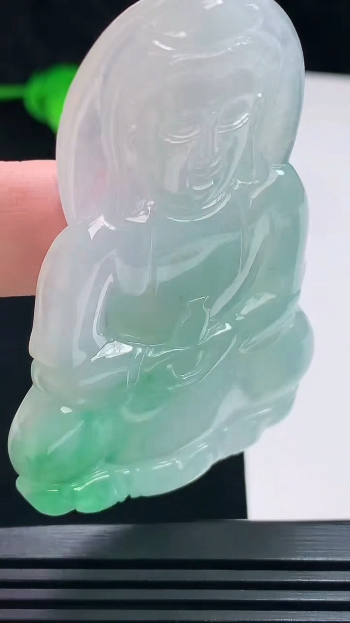 天然A货翡翠正装观音吊坠，尺寸70-45-5.6 重量:32.14g
7月7日