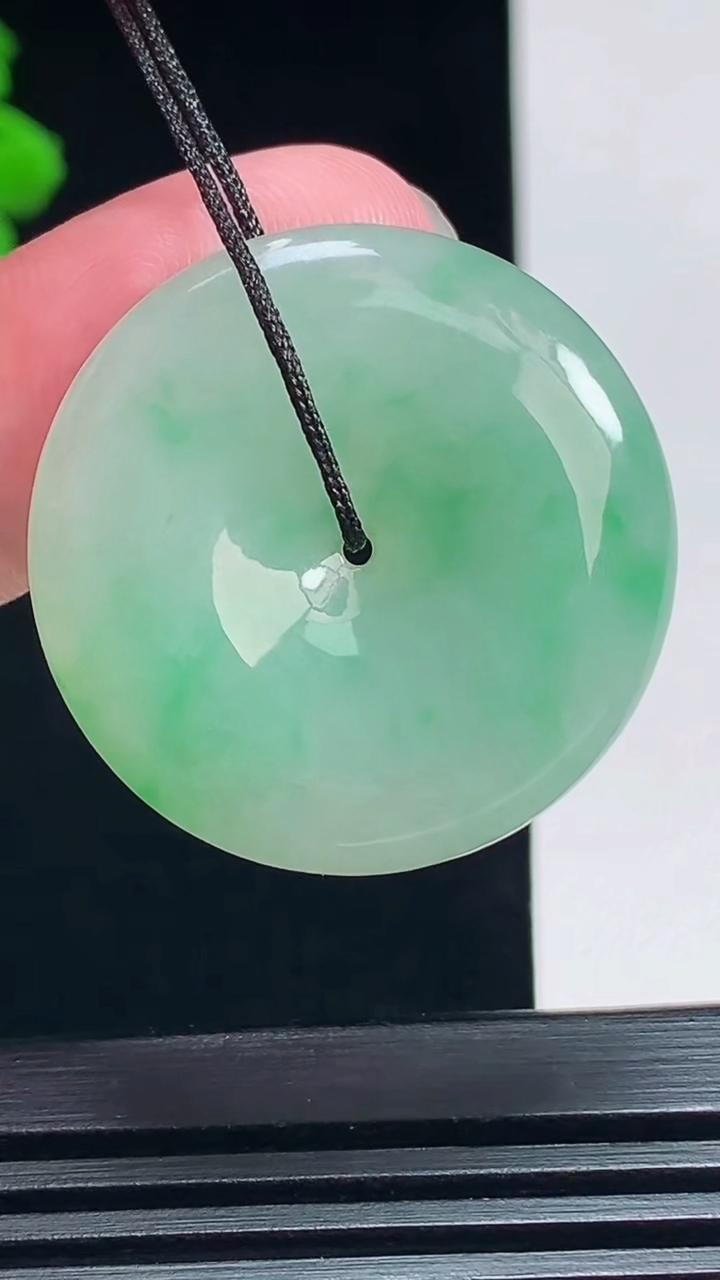 天然A货翡翠平安扣吊坠，尺寸29.5-6 重量:10.97g
7月7日