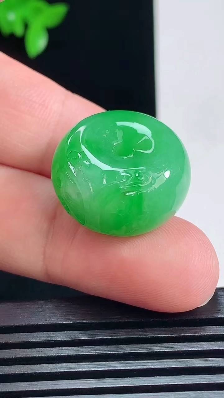 天然A货翡翠雕花路路通吊坠，尺寸22-12.5 重量:12.67g
7月7日