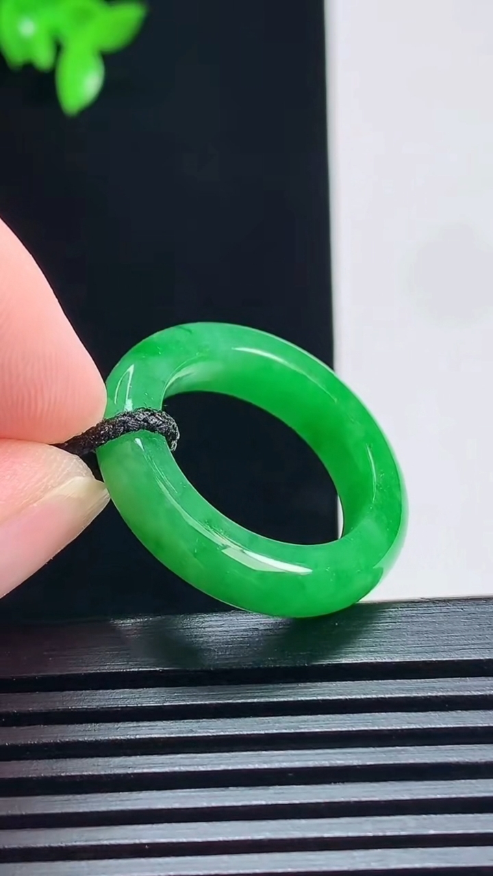 天然A货翡翠玉指环 戒指，尺寸18.3-5.6-4.2 重量:5.15g2026年7月7日
工厂直销收藏佳品,种好水足，色泽均匀，有种有色，上手高大气！