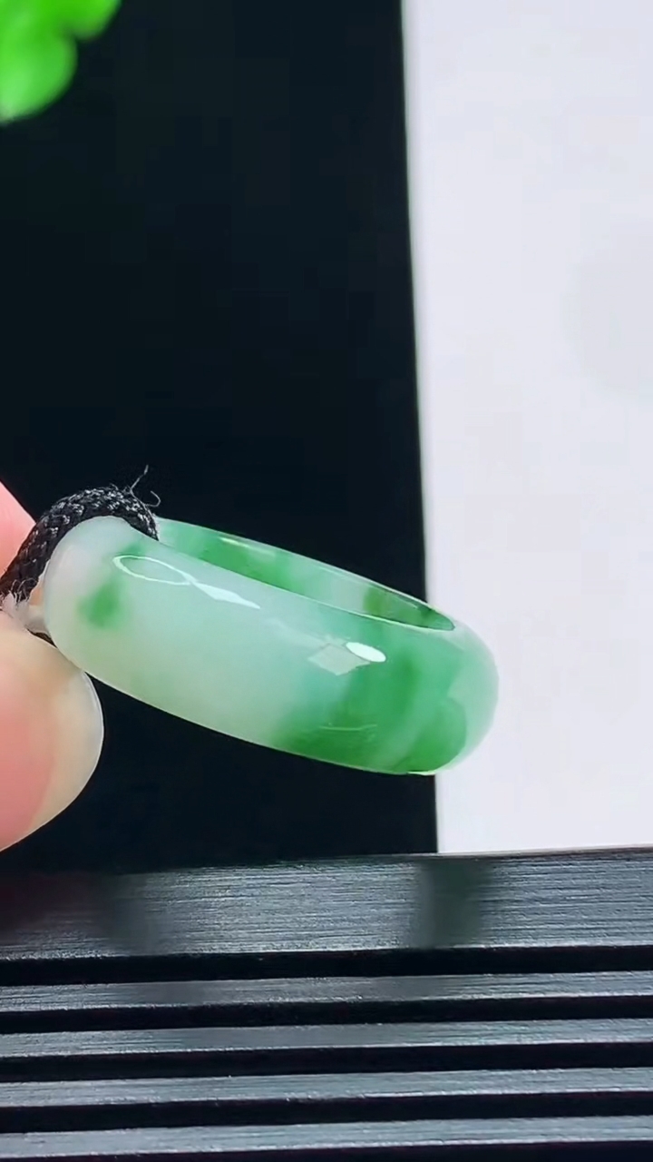 天然A货翡翠玉指环 戒指，尺寸18-7.5-3.5 重量:5.28g2026年7月7日
工厂直销收藏佳品,种好水足，色泽均匀，有种有色，上手高大气！