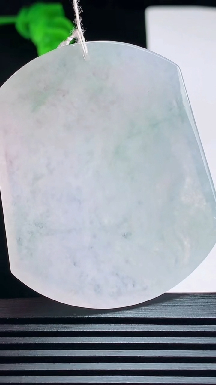 天然A货翡翠生肖虎牌吊坠，尺寸54-44.6-5.5 重量:30.42g
7月7日