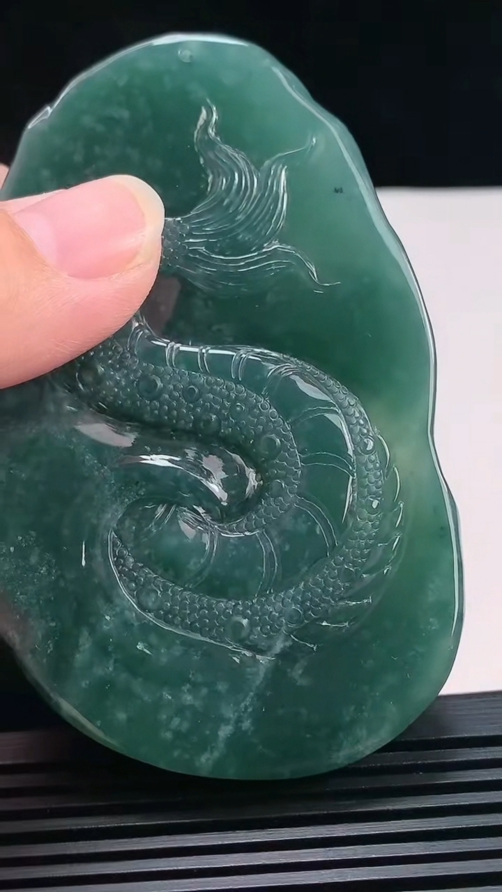 天然A货翡翠龙牌吊坠，尺寸86-52.6-19 重量:128.77g
7月7日