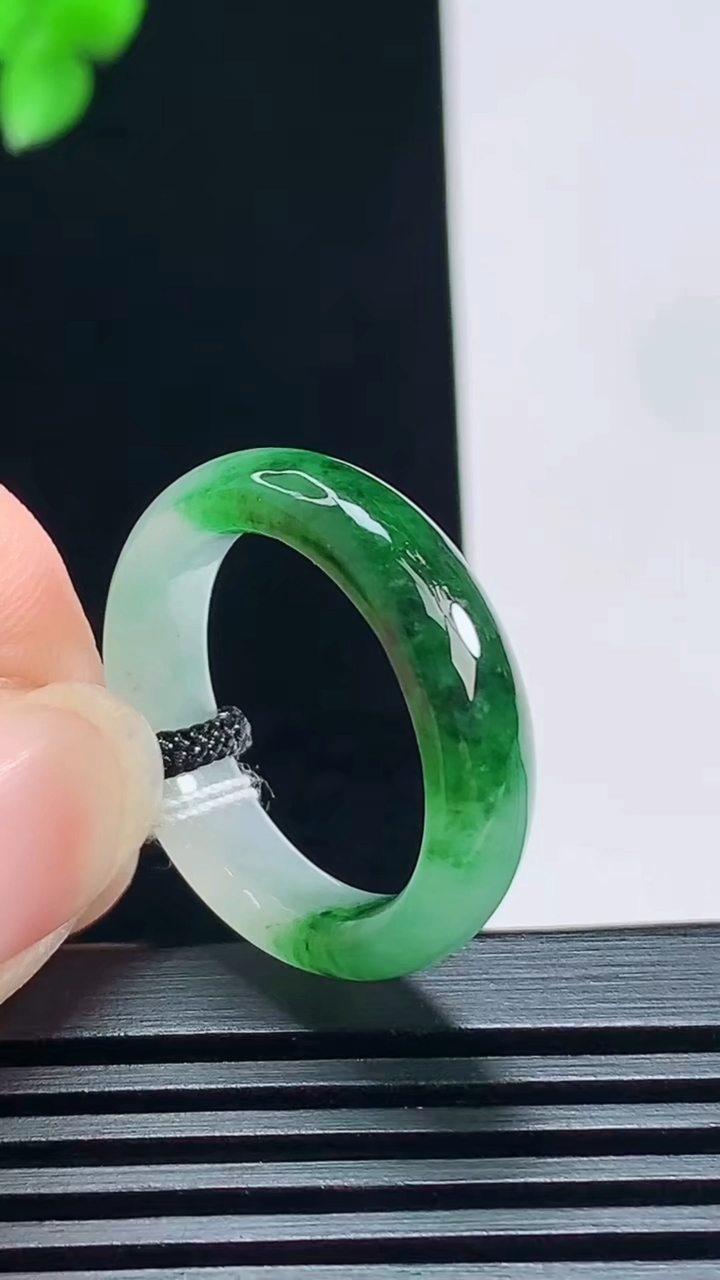 天然A货翡翠玉指环 戒指，尺寸19.6-6-3.5 重量:4.48g2026年7月7日
工厂直销收藏