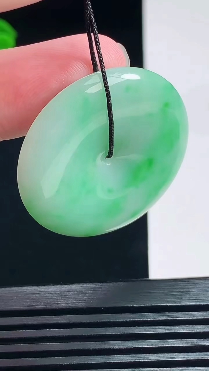 天然A货翡翠平安扣吊坠，尺寸34-5.8 重量:14.20g
7月7日