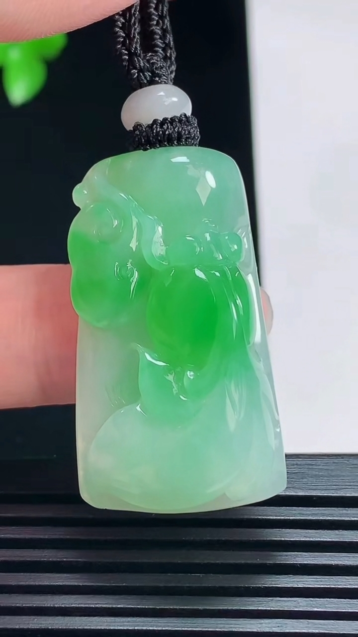 天然A货翡翠年年有余吊坠，尺寸37-21-10.6 重量:18.35g
7月7日