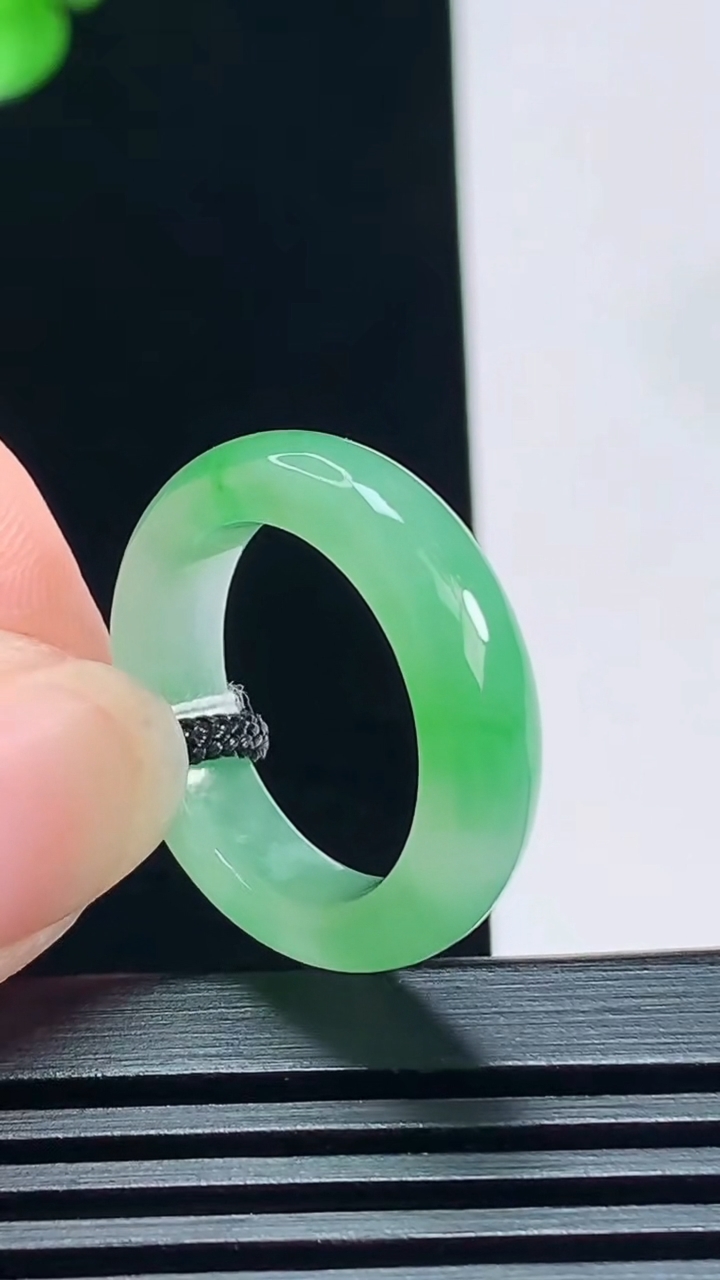天然A货翡翠玉指环 戒指，尺寸17.5-5.5-3.6 重量:4.24g2026年7月7日
工厂直销收藏佳品,种好水足，色泽均匀，有种有色，上手高大气！