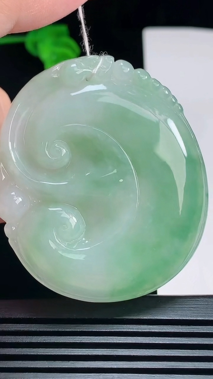 天然A货翡翠如意吊坠，尺寸54.6-48-6 重量:30.95g
7月7日