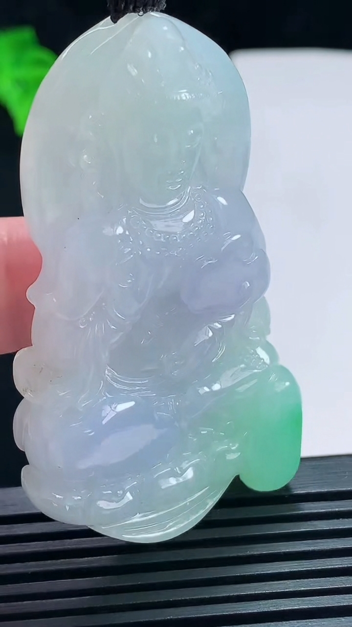 天然A货翡翠春带彩 紫罗兰蛋度母菩萨吊坠，尺寸62.5-36-11 重量:47.60g
7月7日