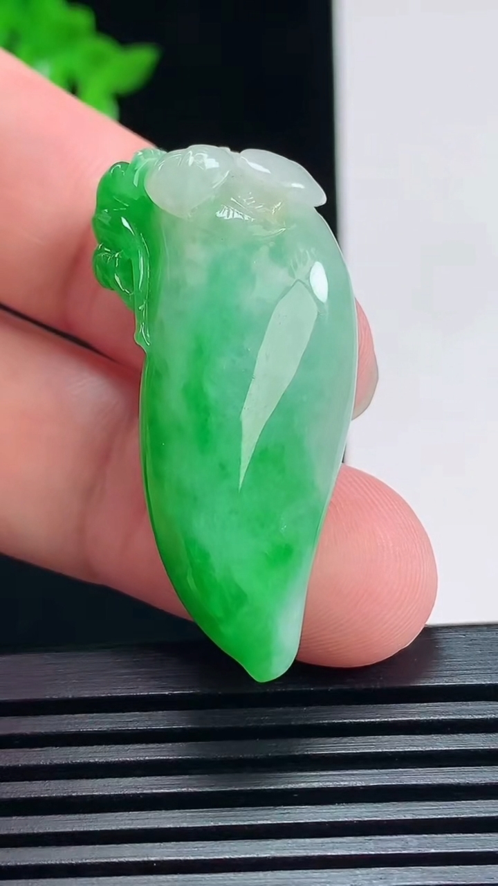 天然A货翡翠福瓜吊坠，尺寸40-18.2-13.5 重量:13.19g
7月7日